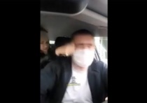 На видео зафиксирован диалог, в ходе которого таксист потребовал от женщины надеть защитную маску