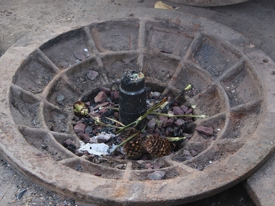 На Вечном огне в Екатеринбурге жарят зефир