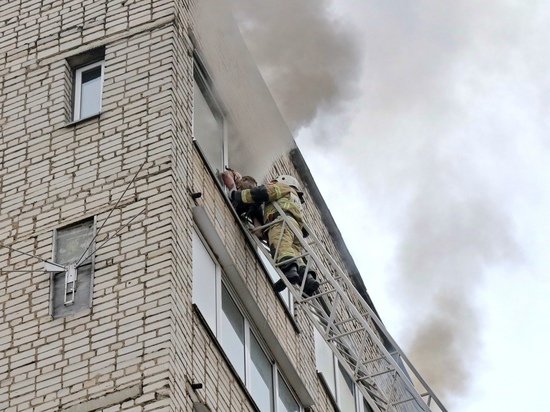 В Смоленске два часа назад при пожаре в квартире спасали с балкона двух мужчин