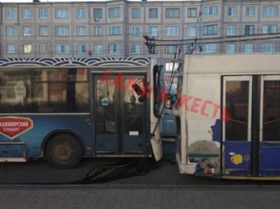 В ДТП с автобусом и троллейбусом в центре Калуги травмированы три человека