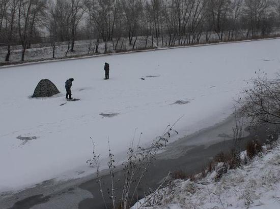 В Абакане провалились на льду в дрену двое пятиклассников