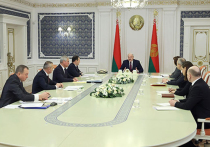 Президент Белоруссии Александр Лукашенко может передать 70-80% своих полномочий парламенту и правительству