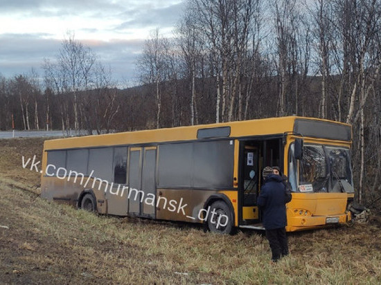Рейсовый автобус съехал в кювет по дороге в мурманский аэропорт