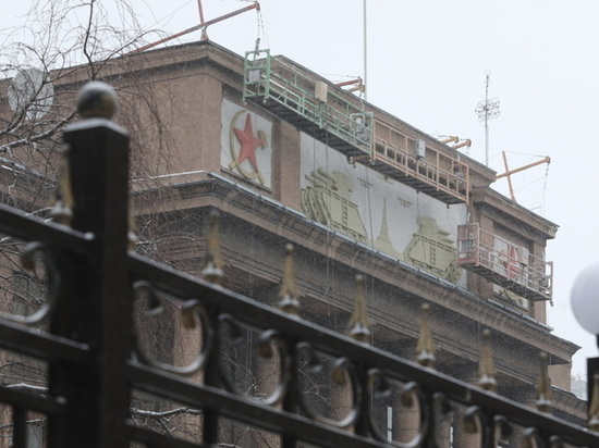На штабе ЦВО незаконно раскрасили «сталинский» фронтон