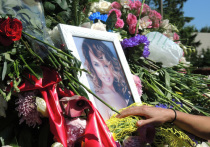 Отец покойной певицы Жанны Фриске Владимир обратился к ее фанатам и призвал прекратить украшать ее могилу
