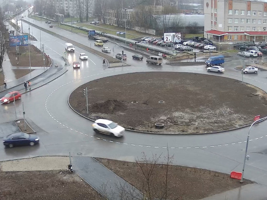 Пешехода сбили на реконструируемом перекрестке в Пскове