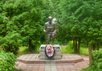Администрация городского округа Серпухов ищет владельца мемориального объекта в посёлке Пролетарский.