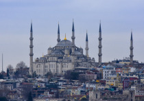 Новые «ковидные» ограничения в Турции, введенные ранее из-за усугубления ситуации с распространением COVID-19, не повлияют на работу местных отелей и прилегающих к ним пляжей, пишет TourDom