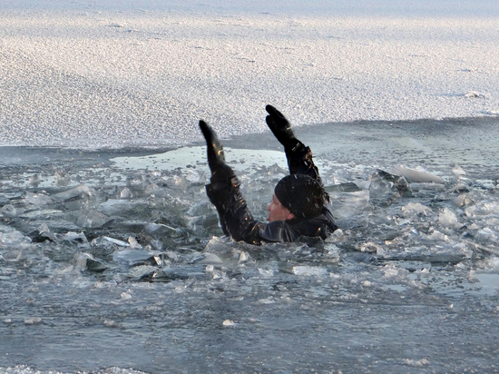 Спасатели предупреждают: выход на первый неокрепший лёд смертельно опасен