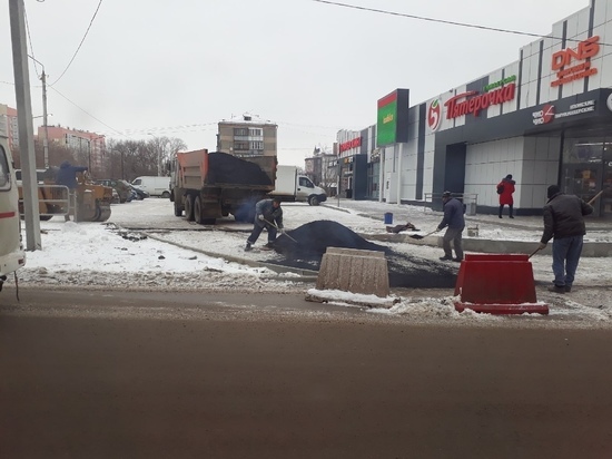 В Копейске жители жалуются на рабочих, которые укладывают новый асфальт поверх снега