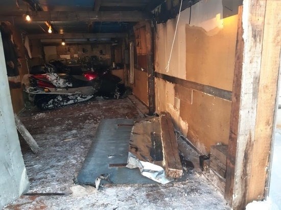 В ЯНАО парень на снегоходе влетел в ворота гаража и погиб от травм
