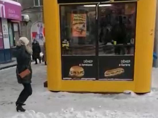 В Новосибирске разъяренная женщина разбила стекло в киоске шаурмы. Видео