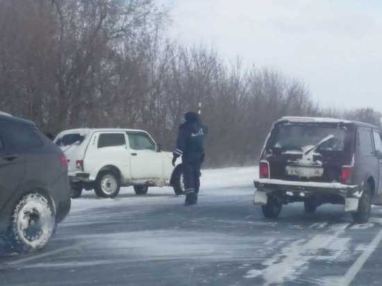 В Воронежской области госавтоинспекторы помогли водителям, попавшим в снежный плен