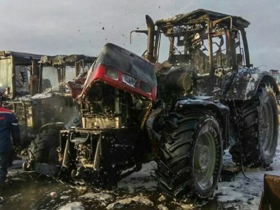 На Дону спасатели потушили полыхающий трактор