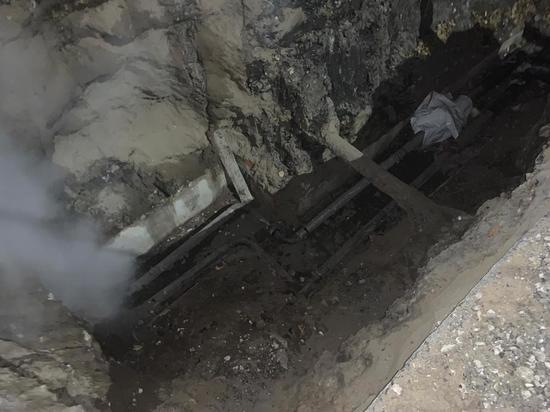 В Саратове женщину госпитализировали после падения в разрытую коммунальщиками яму