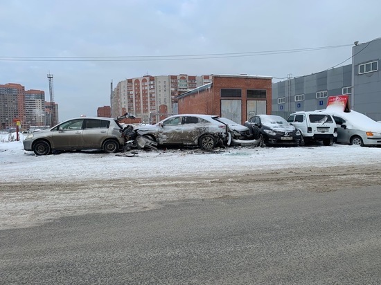 В Новосибирске пьяный водитель BMW X6 влетел в припаркованные машины
