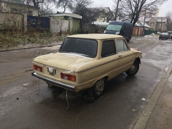 В Смоленске обнаружили чудо: ветхий ретро-автомобиль припаркован посреди дороги