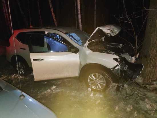 Страшная авария в Новосибирске: женщина погибла, влетев в дерево