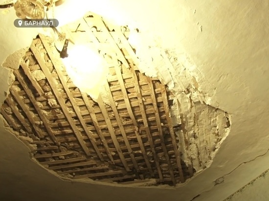 Прокуратура изучает обстоятельства, при которых в барнаульском доме обрушился потолок