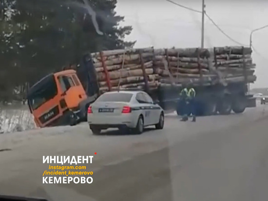 Легковушка превратилась в бесформенную груду металла после аварии с фурой в Кузбассе