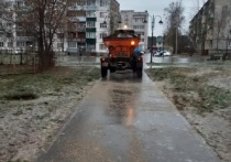 Коммунальные службы городского округа Серпухов приводят в порядок территории после штормового ветра и ледяного дождя.