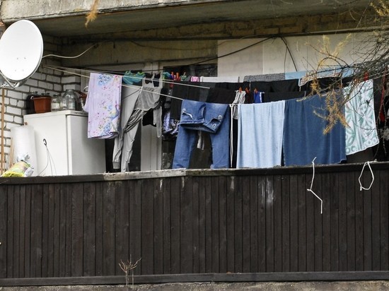 В Петербурге отчим выбросил с балкона ребенка