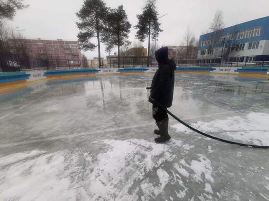 В городах Ямала началась заливка льда на открытых катках