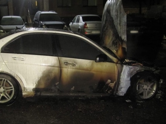 Ранним утром в Смоленске горел Mercedes-Benz