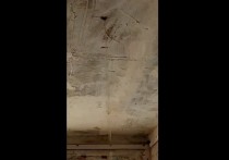 В квартирах дома на улице Лазо в Чите, с которого ураган снес крышу весной 2020 года, продолжает течь вода с потолков