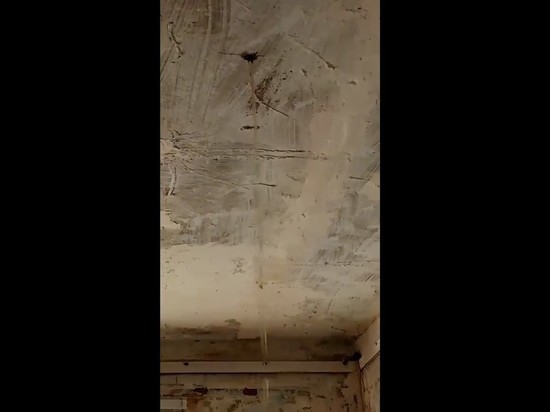 С потолков квартир, над которыми снесло крышу в Чите, продолжает течь вода