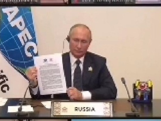 В Кремле рассказали о странной игрушке на столе Путина