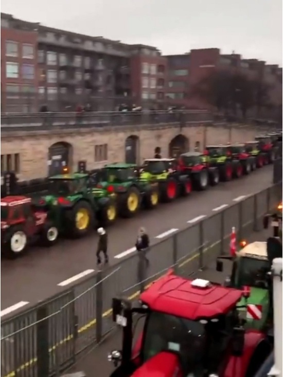 Фермеры устроили акцию протеста на тракторах в Копенгагене