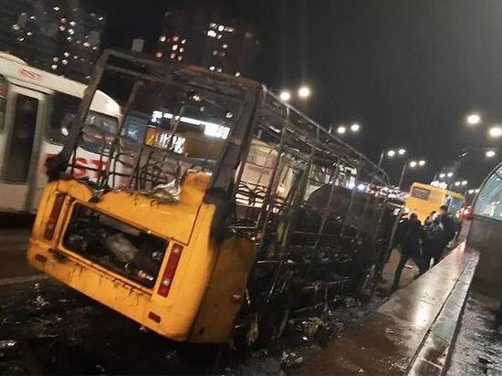 В Киеве вспыхнула и взорвалась маршрутка