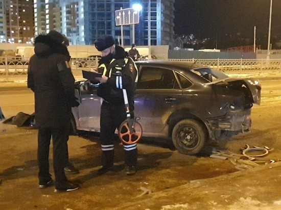В Екатеринбурге Фольксваген врезался в бордюр, погибла женщина