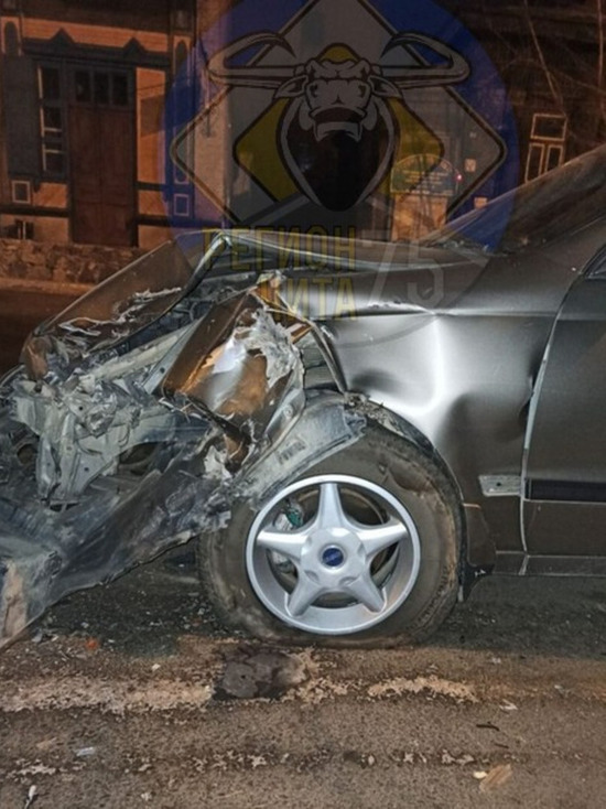 Водитель на иномарке врезался в такси в центре Читы