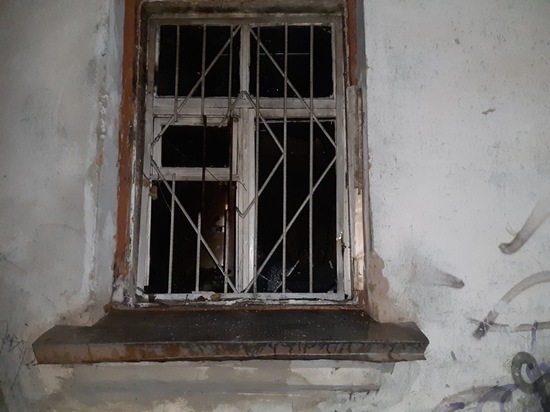 Смолянин выбил входную дверь горящей квартиры и спас из огня соседа