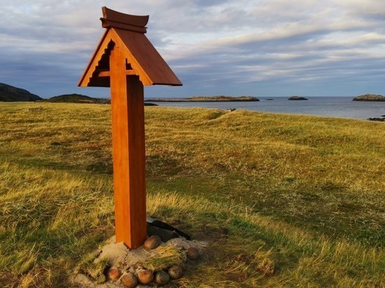 Мемориальный знак установлен на старинном кладбище поморского становища в восточной части Северного побережья Кольского полуострова