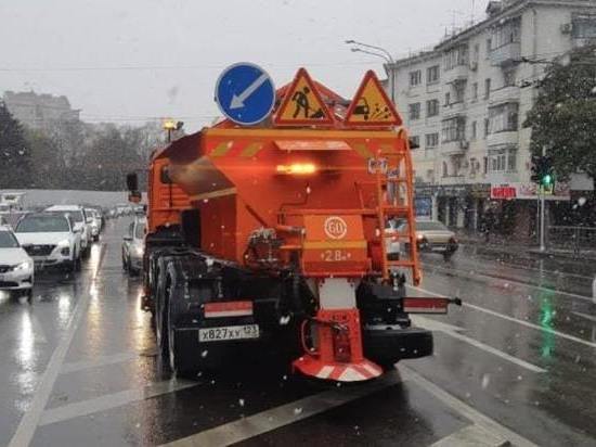 На время снегопада на улицы Краснодара выехала спецтехника