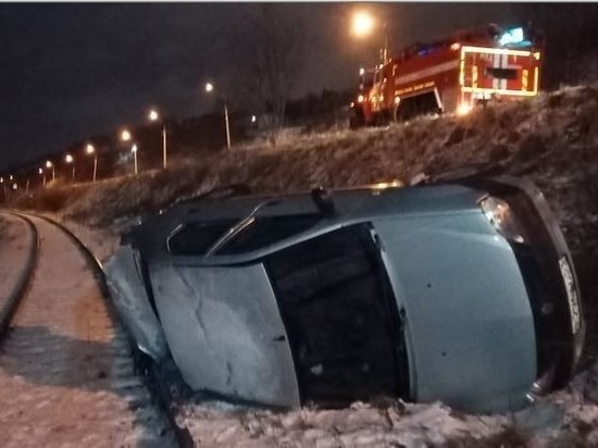 На Нижне-Ростинском шоссе легковой автомобиль упал не железнодорожные пути