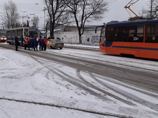 В Смоленске столкнулись трамвай и &#34;Жигули&#34;