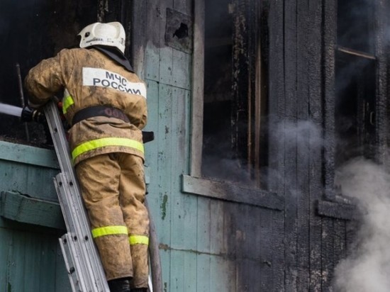 Пенсионер погиб при пожаре в жилом доме в Ростовской области