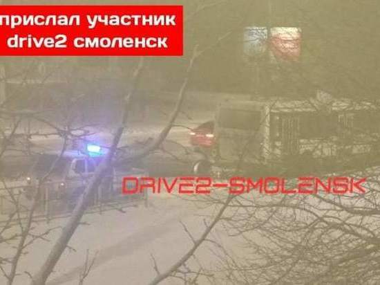 В Смоленске серьезно столкнулись автобус и иномарка