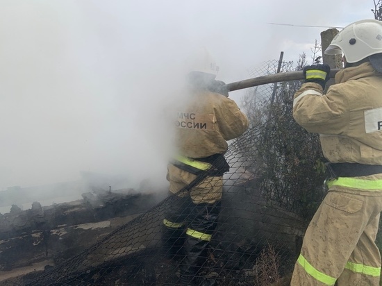 Пожарные спасли семью с двумя детьми из огня в Сретенске
