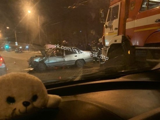 Два автомобиля столкнулись в Мурманске, на перекрёстке проспекта Героев-североморцев и улицы Хлобыстова