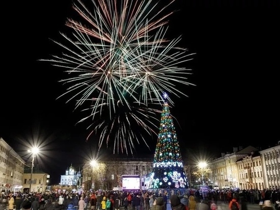 Ждать ли новогоднего салюта у главной елки Пскова, рассказали горожанам