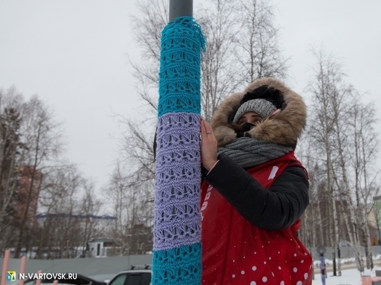 Деревья и фонари в Нижневартовске «оделись» в шарфы