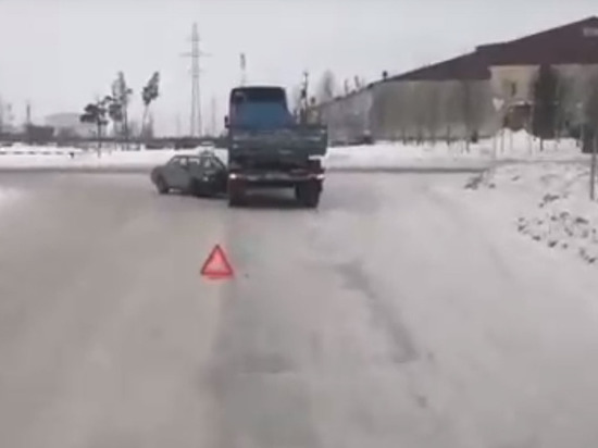 ДТП в Ноябрьске: столкнулись «легковушка» и грузовик