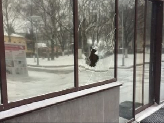 В здании регионального правительства вновь разбито окно