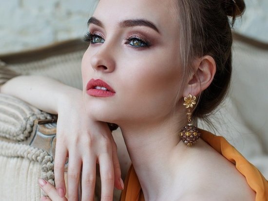 Псковские школьницы записываются на макияж к выпускному-2021