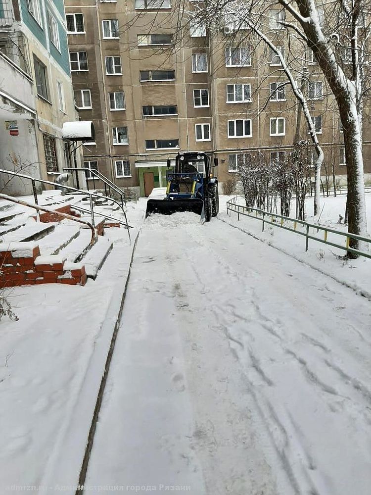 Мэрия показала, как в Рязани убирают дворы от снега и наледи